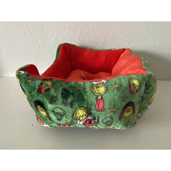 Dr. Seuss The Grinch Dog Cat Pet Cozy Cuddler Bed Christmas 20” X 16” X 8” NEW - Picture 7 of 15